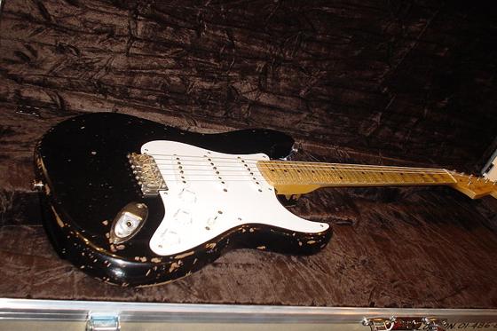 th_800px-Fender_Stratocaster_Blackie(Tribute_Model)_sideview